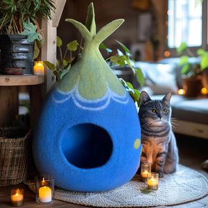 Handgefertigtes Filz-Katzenhaus in Tropfenform, leuchtend blau mit grünem Akzent und wellenförmigem Muster – idealer, gemütlicher Rückzugsort für Katzen.