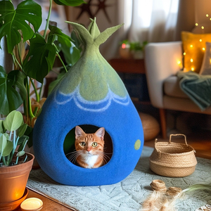 Handgefertigtes Filz-Katzenhaus in Tropfenform, leuchtend blau mit grünem Akzent und wellenförmigem Muster – idealer, gemütlicher Rückzugsort für Katzen.